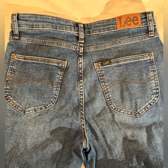 Lee Flare Jeans Nw/o tags frayed hem w/ slit at bottom of flared leg- Size 6med - Picture 7 of 11